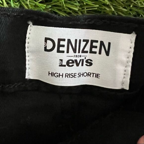 NWT Levi High Waisted Stretch Frayed Cuffed Shorts Denim - Picture 4 of 6